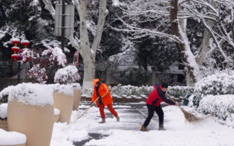 假期第一场雪情考验 南京交警全力处置