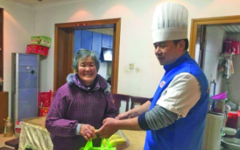 “蟛蜞螯大哥”为困难老人做饭送菜 5月再去西藏
