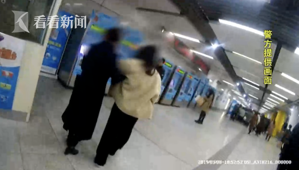 能有多挤？地铁迎客流高峰 两名孕妇当场被挤哭了