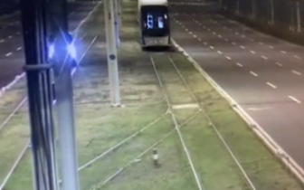 两名男子一时好奇在轨道上来回开车 差点撞伤人员