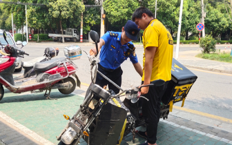 外卖小哥电动车违停添堵 城管整治改善情况