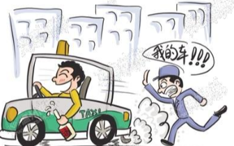 面包车|车钥匙没拔被醉汉开上了街 出了事谁担责？