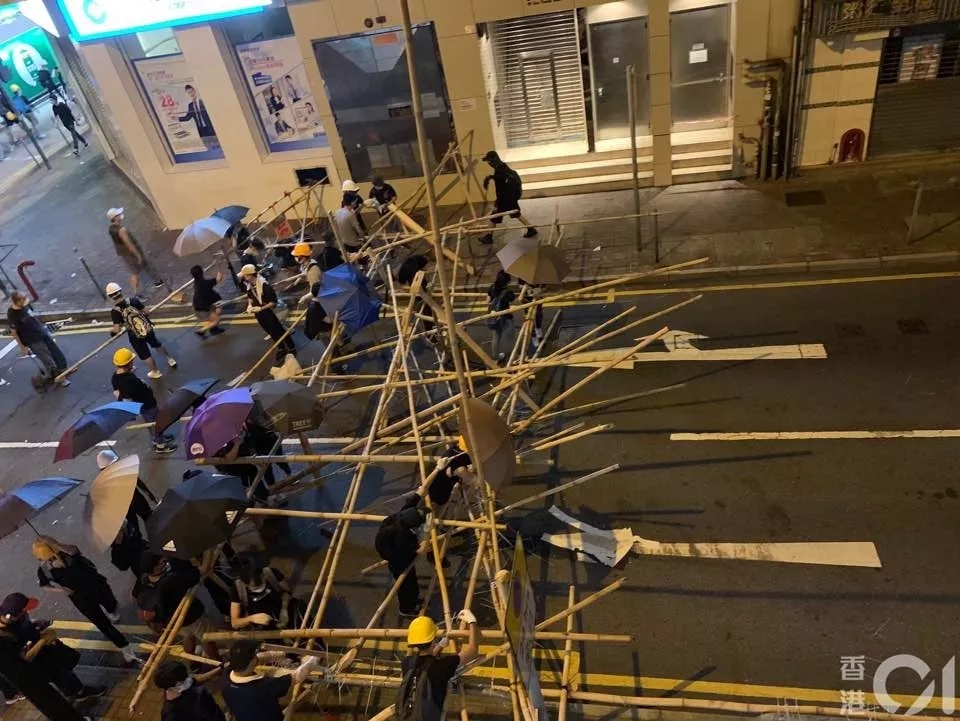 侠客岛:对待激进分子 香港警察过于"软弱"了吗？