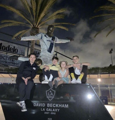 贝克汉姆首次带4个孩子看自己雕像:感到非常自豪