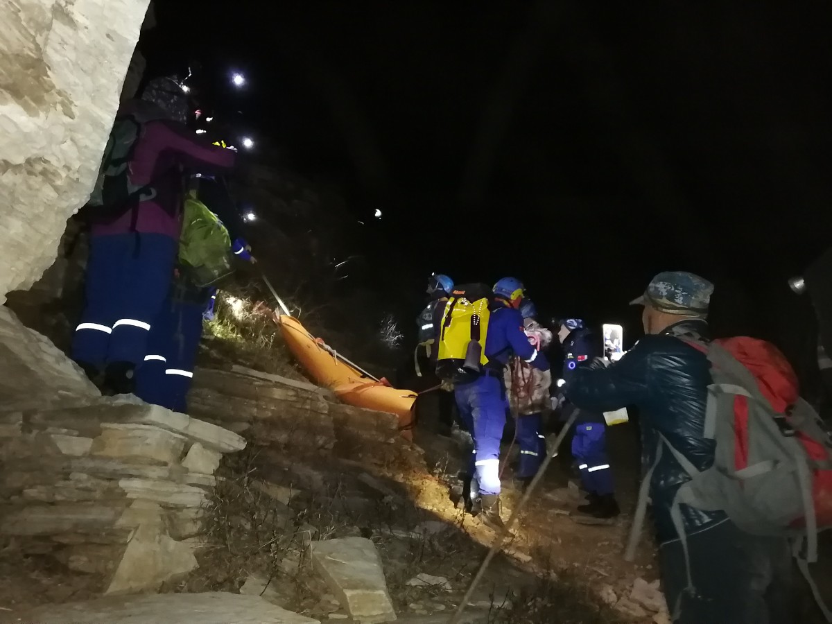 九级风中爬野山 53岁女驴友被吹下20米高悬崖身亡