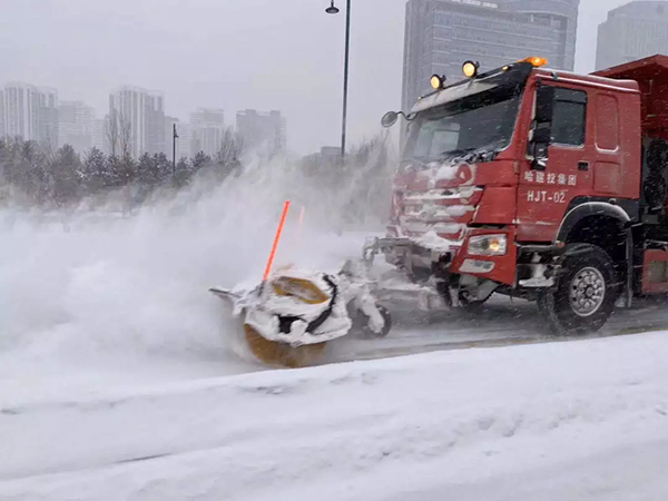 黑龙江交警护送大雪滞留游客 导演张艺谋也在其中