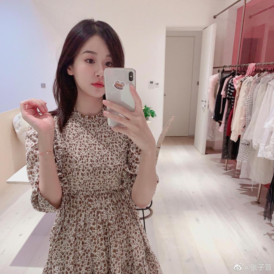 张子萱生二胎后晒近照 小V脸明显四肢纤细身材好
