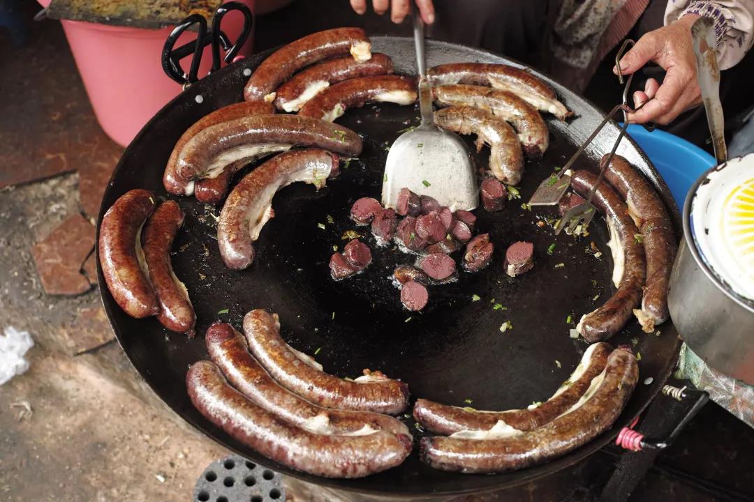 看客|不只烤猪眼，广西街头美食实在太野了