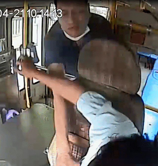 |广州一男子拒戴口罩、捶公交车司机，获刑三年三个月