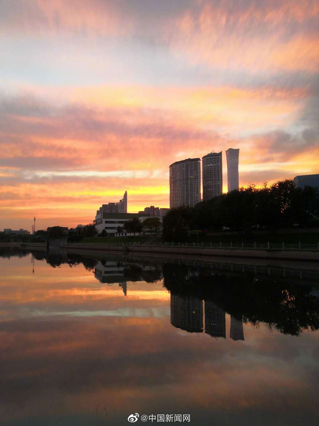 太美啦!北京晚霞刷屏