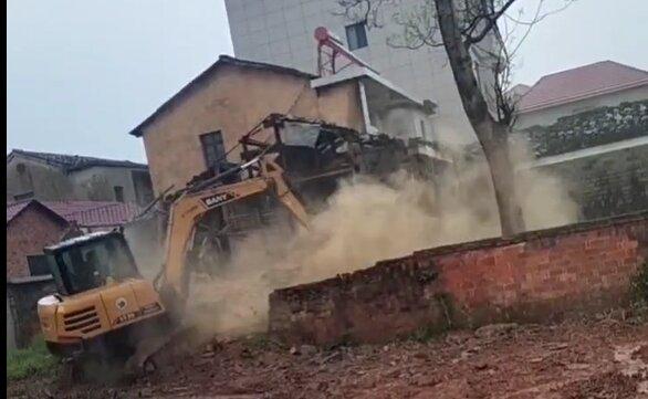 图丨拆除中的房子（作者提供）