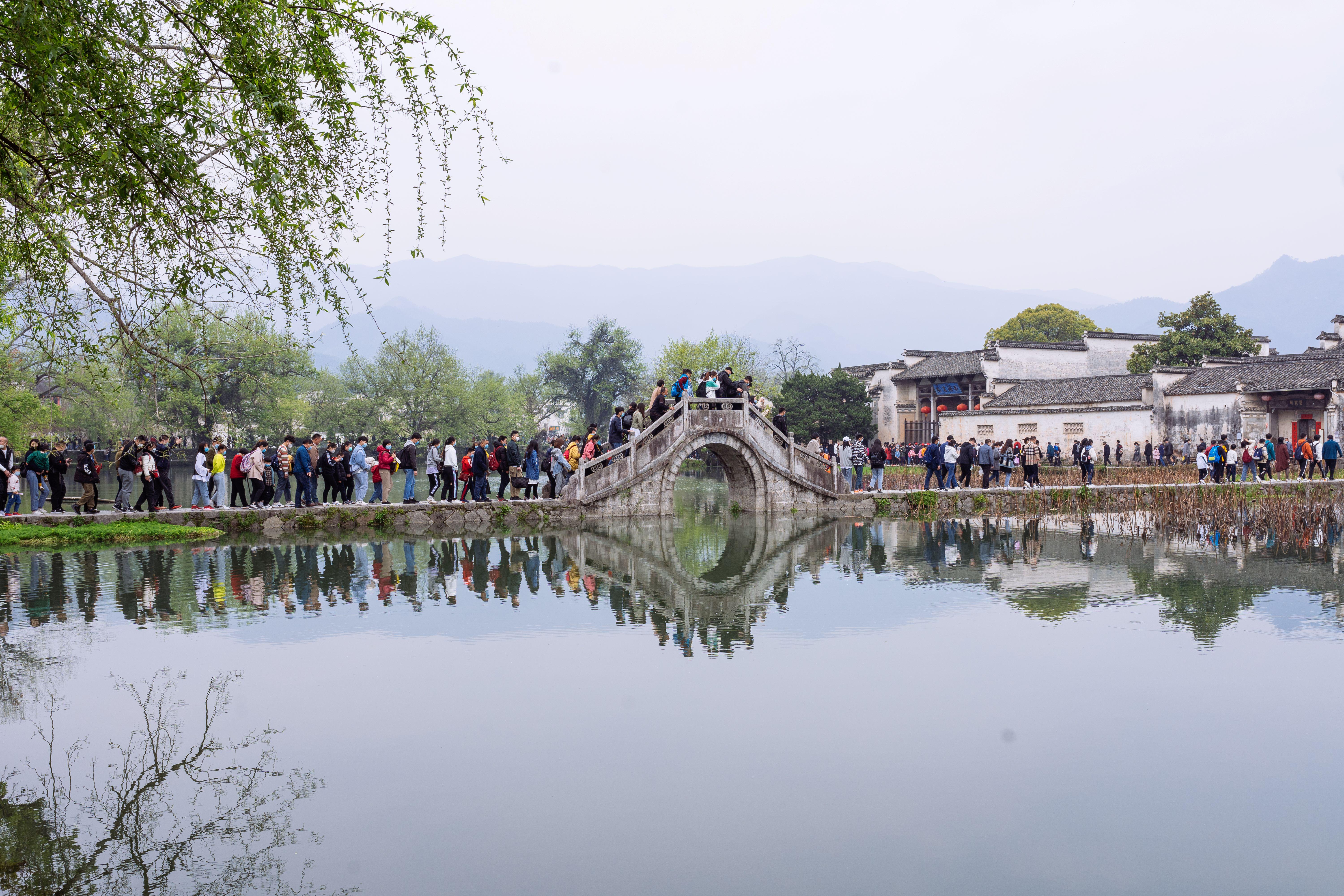 图为安徽黟县宏村景区,旅游高峰期参观游览的游客人数激增 / 图虫创意