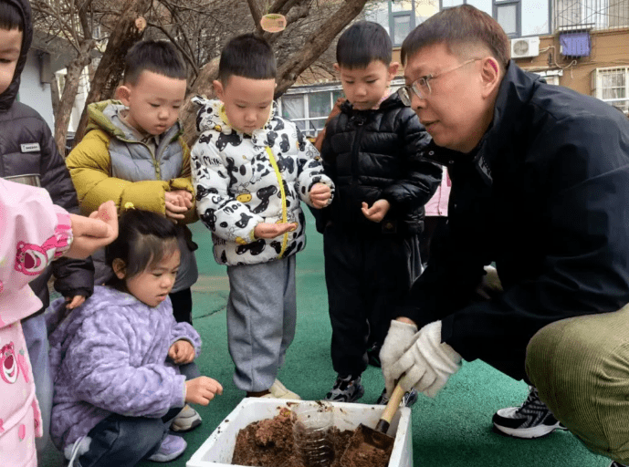 小手牵大手，共育新生命——太原市育英幼儿园开展种植活动