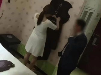 一高档小区保安被女业主倒追，富婆：他非常猛我真的无法拒绝
