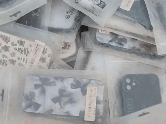 商丘一空地现成堆被丢弃的全新手机壳，多人驱车前往“捡漏”，有人一次捡了50个