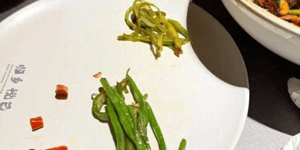 上海一网友吐槽餐厅菜品一菜两色，质疑混炒剩菜，店家：系酒精加热不均导致，并非食材不新鲜或掺杂剩菜