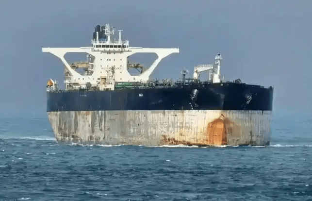 美军欲扣押俄潜艇护航的油轮