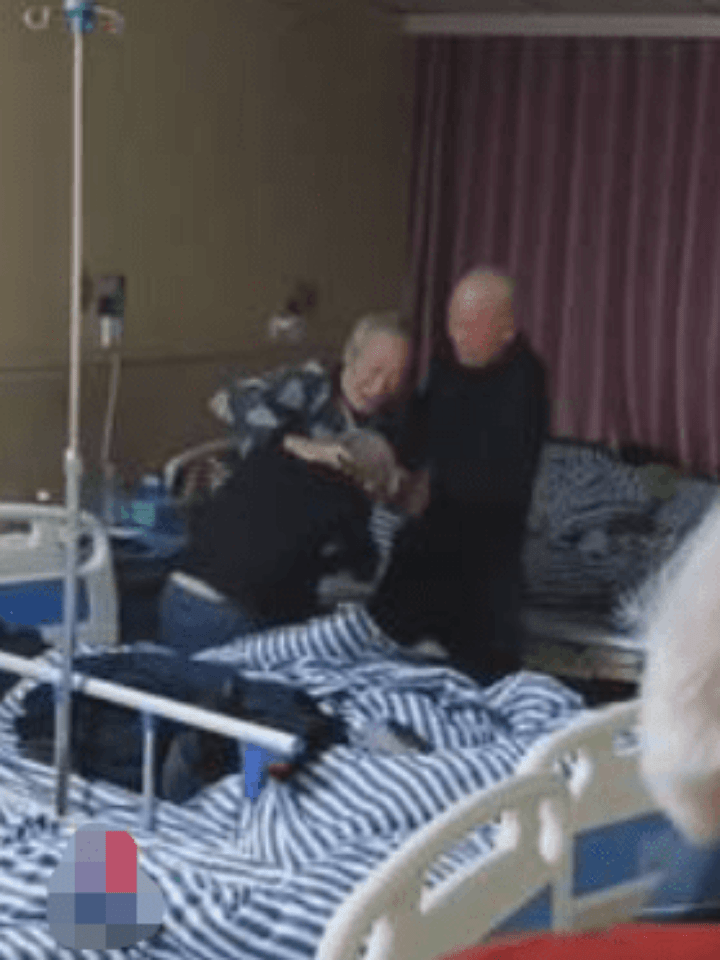住院病房俩大爷大打出手 一大爷用力掐住另一大爷脖子