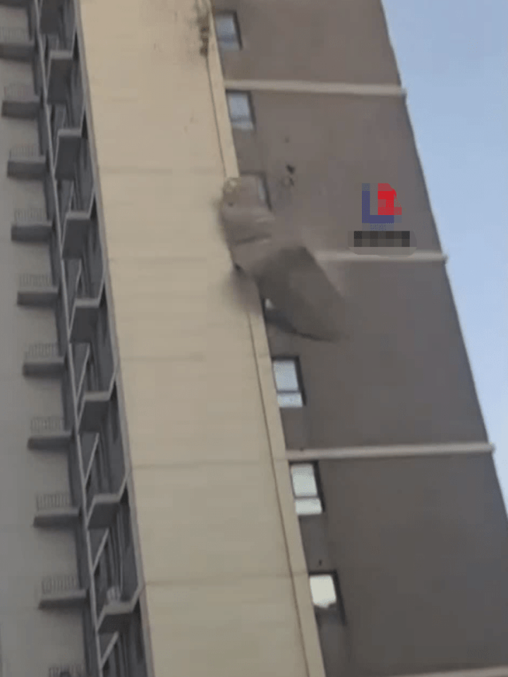 高层小区外墙脱落砸中游乐设施 女子喊话不要交物业费