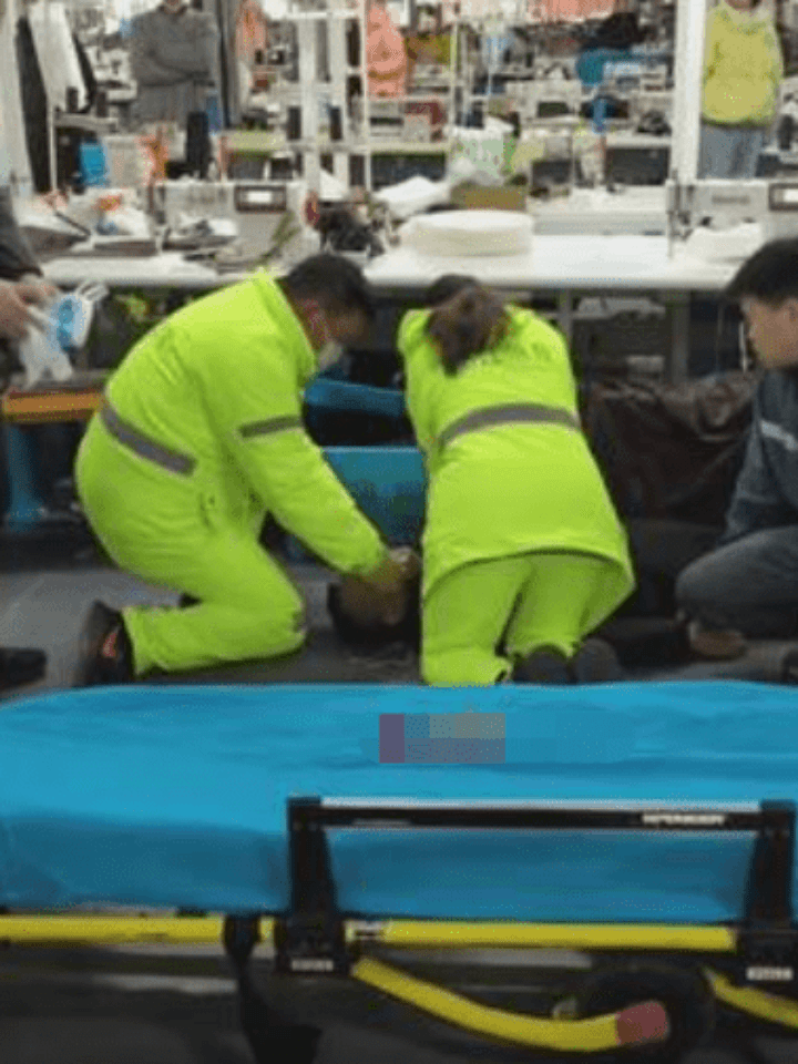 工厂男员工猝然倒地无意识一动不动 一女子蹲地大哭