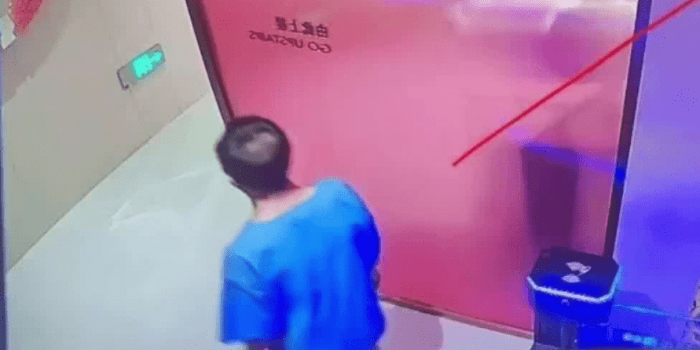 男子大摇大摆走进女澡堂 两妙龄女子不着寸缕被看光