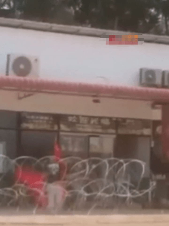 柬泰边境商户拆泰军铁丝网 插上五星红旗视频流出