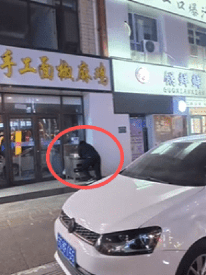 男子喝多了对着餐厅的厨具呕吐 过路男子乐得哈哈笑