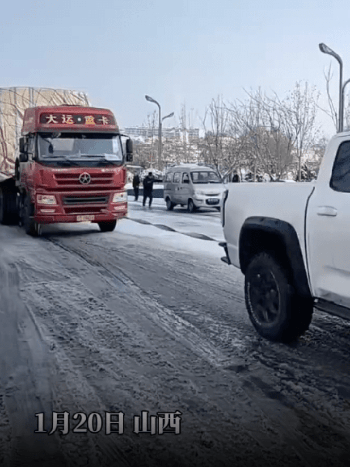 山西下雪道路结冰打滑 五辆小车连在一起拉大货车上坡