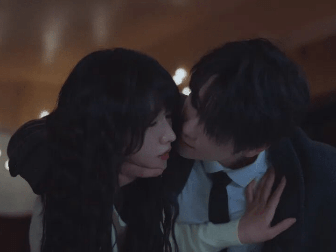 又一部国产剧，靠「擦边」火出圈了