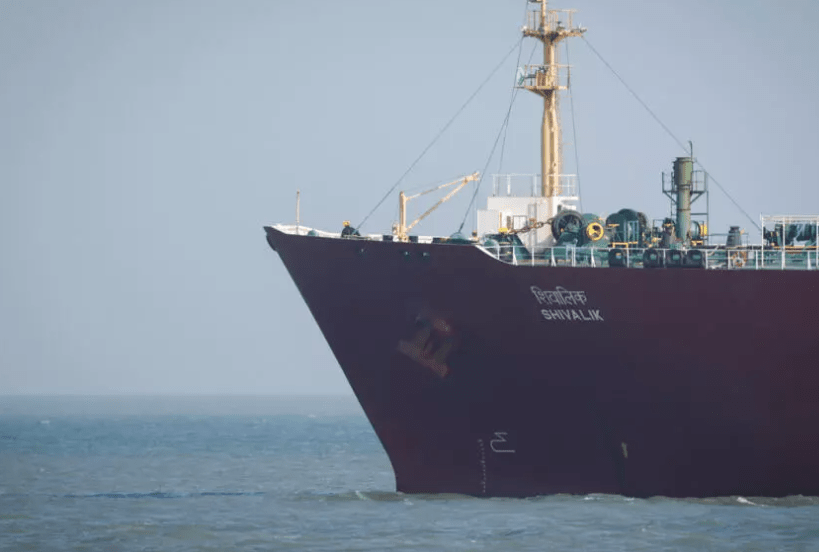 伊朗说允许非敌方船只通过霍尔木兹