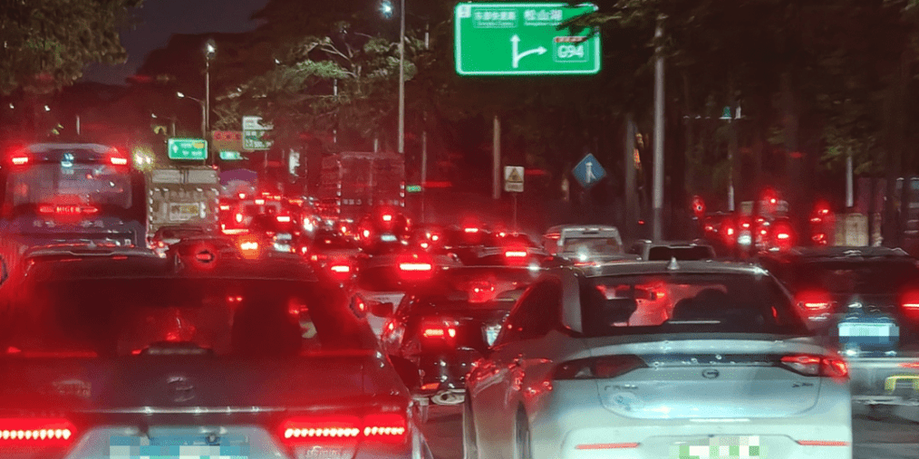 一路飘红！粤S大军出动了！东莞多地人流、车流爆满！