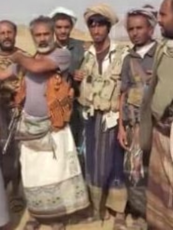 胡塞武装击落大型无人机 众人穿拖鞋在残骸旁欢呼庆祝