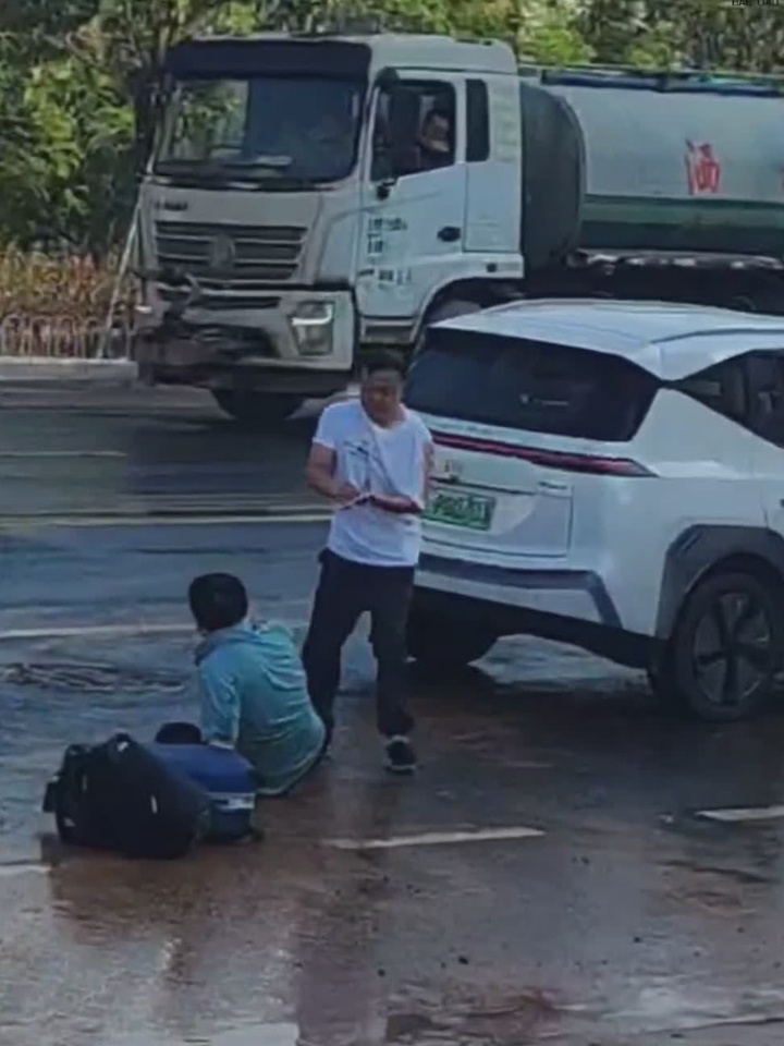 网约车司机与乘客争执 下车在泥地激烈互殴双双一身泥