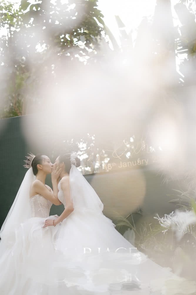 杨丽萍女徒弟和同性爱人结婚 婚礼现场甜蜜亲吻