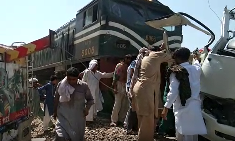 巴基斯坦发生火车与客车相撞事故 已致至少15人死亡