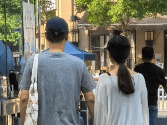45岁任重和老婆同出小区，孙骁骁产后身材如初