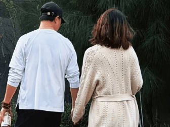 阿那亚偶遇韩庚一家，夫妻牵手女儿跟身后