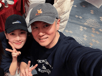 任重夫妻晒约会日常！蹲路边吃小面接地气