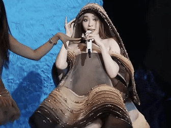 张靓颖演唱会意外摔倒，秒起身幽默调侃