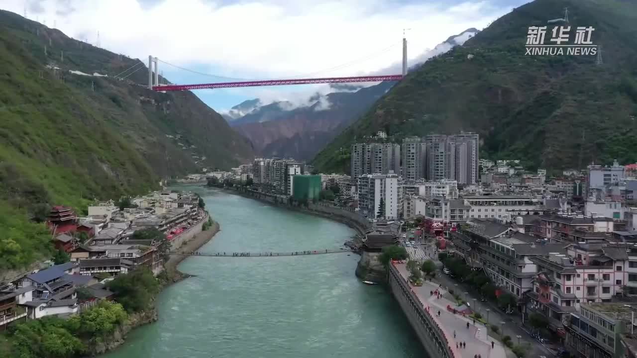 泸定桥的红绿交响